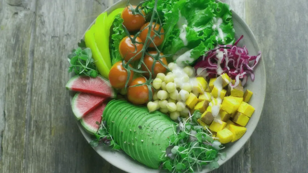 Prato colorido com vegetais frescos e grãos em luz natural suave