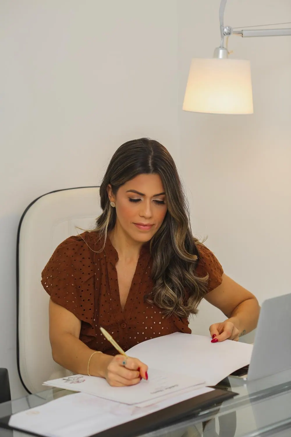 Dra. Natália Muniz preparando um plano alimentar personalizado