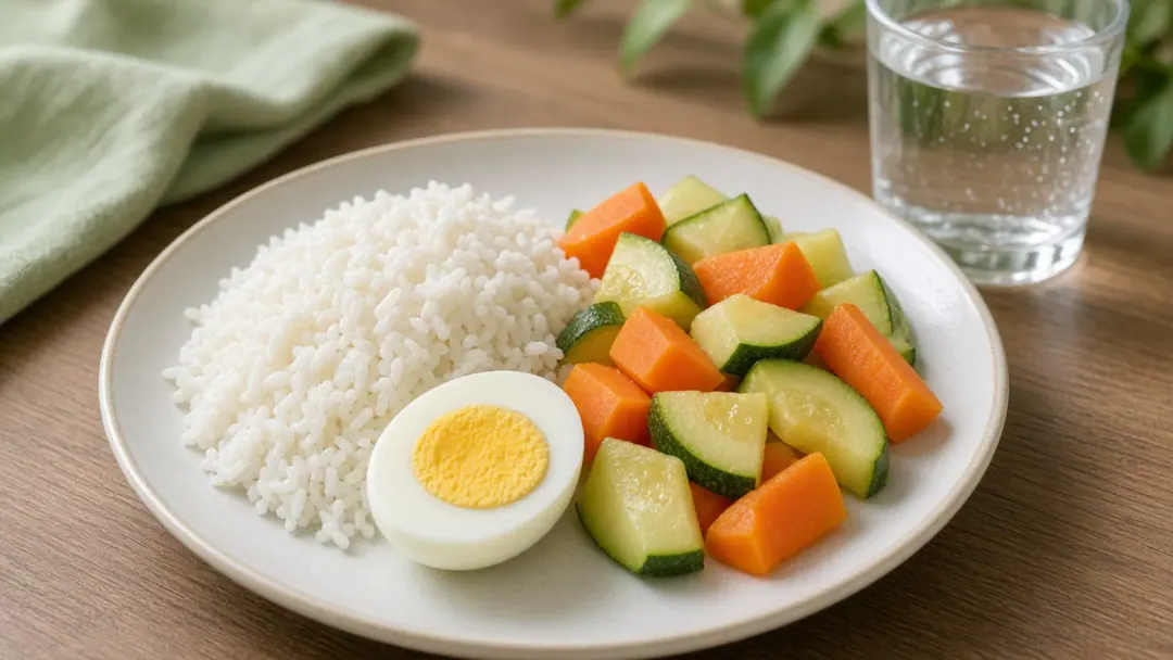 Prato leve com arroz, ovo e legumes cozidos, típico de preparo antes do exame