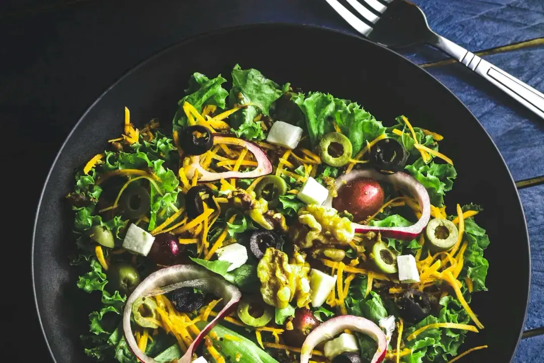 Vegetais e alimentos frescos sobre superfície clara