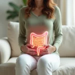 Mulher segurando ilustração do intestino saudável sobre o abdômen